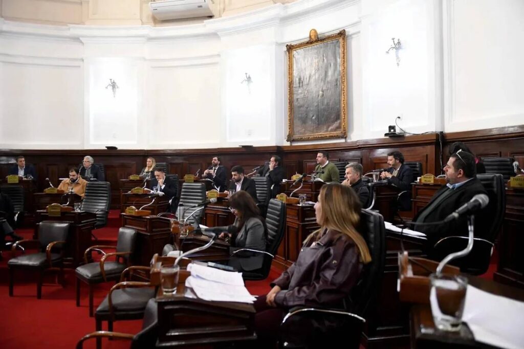 Sigue la discusión para regular Uber, DiDi y Cabify en La Plata: ahora proponen incorporar taxis híbridos
