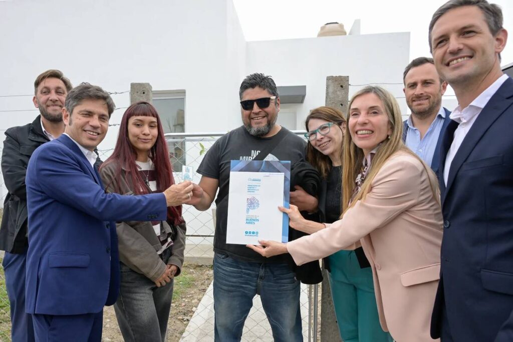 Junto a Batakis y Mantegazza, Kicillof entregó 64 viviendas a familias de San Vicente