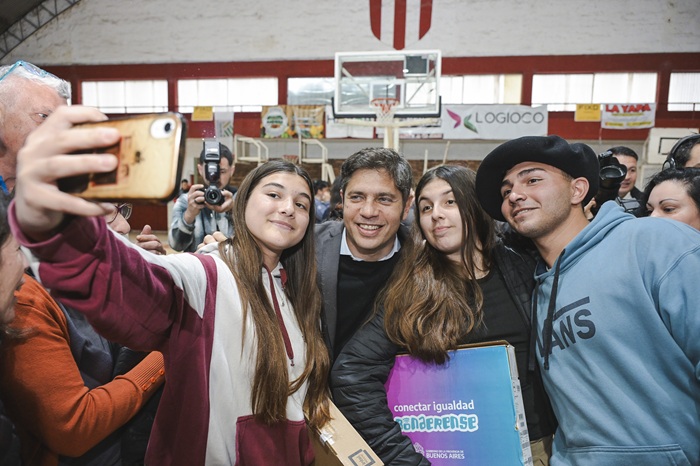 Kicillof entregó escrituras gratuitas a familias de Nueve de Julio