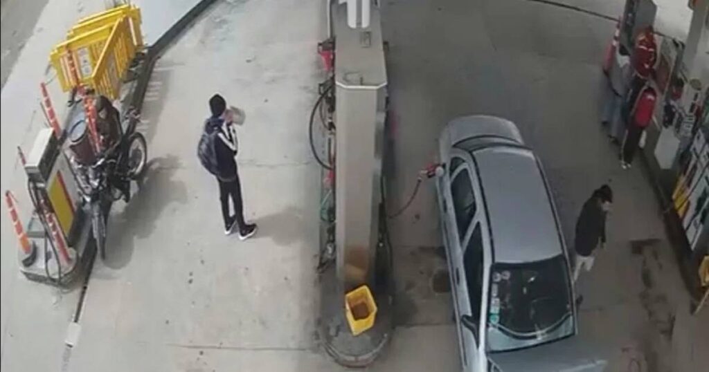 Video: roció un auto con nafta e intentó incendiar una Shell en Merlo, pero los playeros evitaron una tragedia