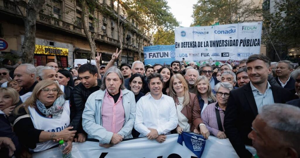 Kicillof participa de la quinta marcha universitaria contra el Gobierno de Javier Milei
