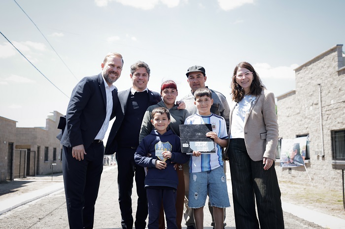 Kicillof entregó viviendas a familias de Tristán Suárez