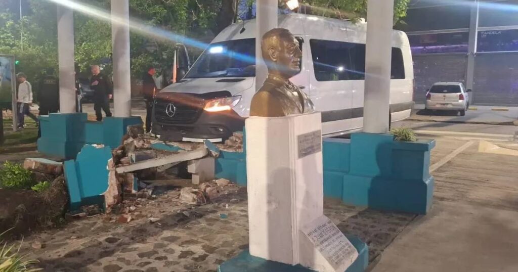 Florencio Varela: una combi terminó arriba de una plazoleta y el busto de Perón se salvó por centímetros