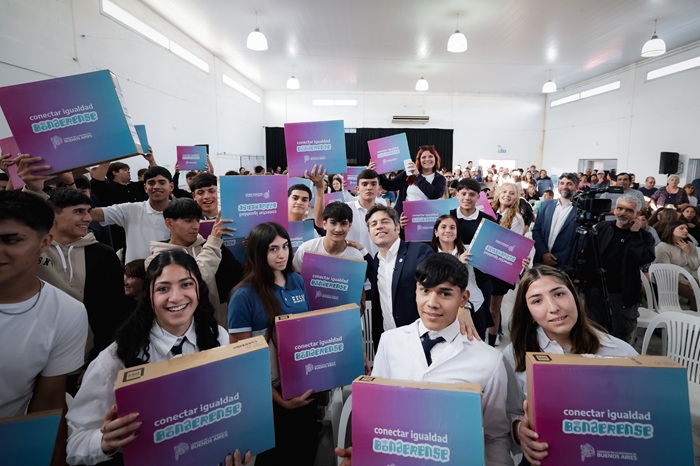 Kicillof entregó escrituras gratuitas a familias de Rivadavia